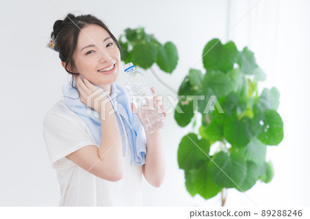 A young lady who supplies hydration 89288246