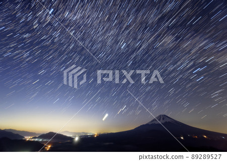 富士山和從障子湖和全景看的星空 富士山和從障子湖和全景看的星空 89289527