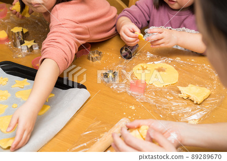 Family making sweets 89289670