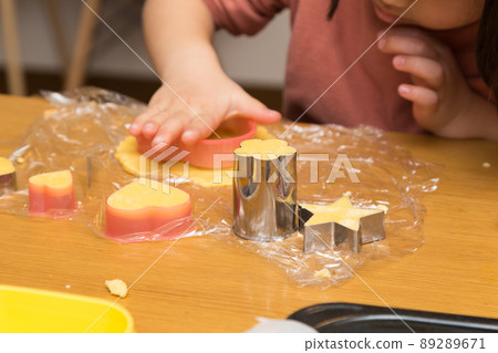 Hands of children making sweets 89289671