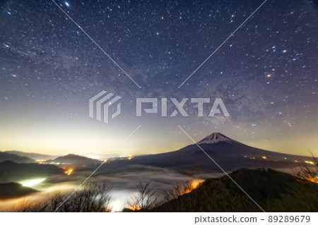Mt. Fuji and the Milky Way / Sea of Clouds in Summer 89289679