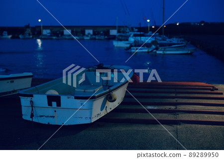 Ship before dawn 89289950