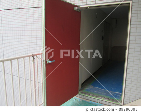 大型公寓維修腳手架工作，從居民角度的大型維修腳手架工作，安全第一，大風危險 89290393