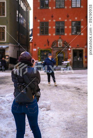 person som fotograferar pa Stortorget, Gamla Stan, Stockholm, Sverige 89290938