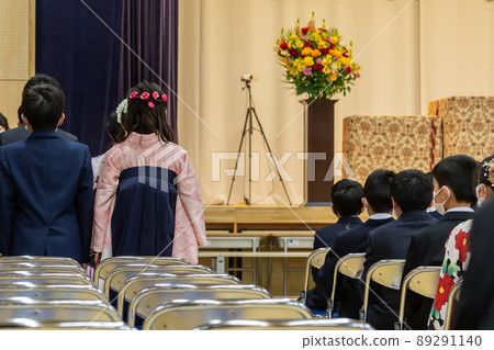 六年級學生穿著袴和西裝在小學畢業典禮上排隊 89291140