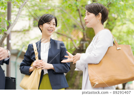 戶外工作的人 89291407