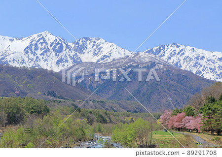 從白馬橋看到的春天白馬三山 從白馬橋看到的春天白馬三山 89291708
