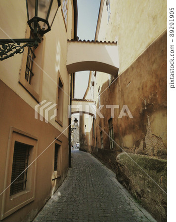 Narrow back alleys, cobblestones and streetlights in Prague, Czech Republic 89291905
