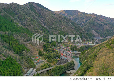 Aerial view of the cityscape of Shiiba village at dusk 89291936