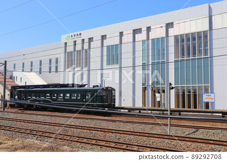 南北海道鐵道 Kiha 40 深綠色列車在 Kikonai 站停靠 南北海道鐵道 Kiha 40 深綠色列車在 Kikonai 站停靠 89292708