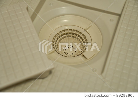 拆卸浴室的排水管進行清潔 89292903