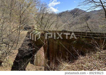 位於臼井峠橫川附近的Apt路上的第6座橋,是舊信越線廢棄線路的所在地。 位於臼井峠橫川附近的Apt路上的第6座橋,是舊信越線廢棄線路的所在地。 89293623