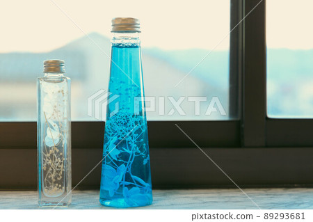 放在窗邊的植物標本室香水 89293681