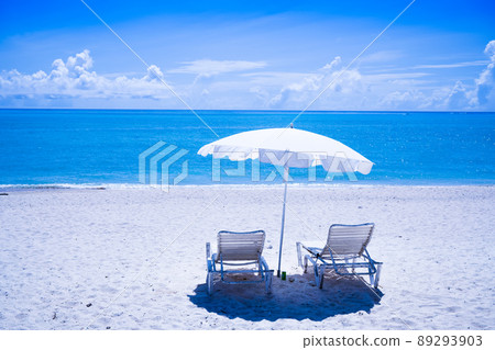 夏天的海和白色的雨傘 89293903
