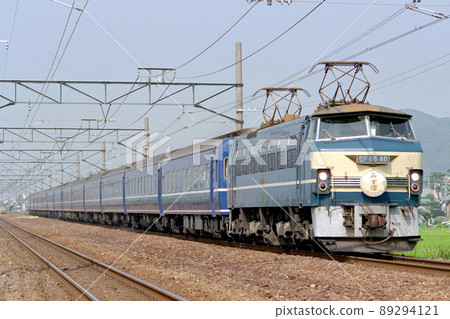 往返東京臥舖特快瑞穗的藍色列車 89294121