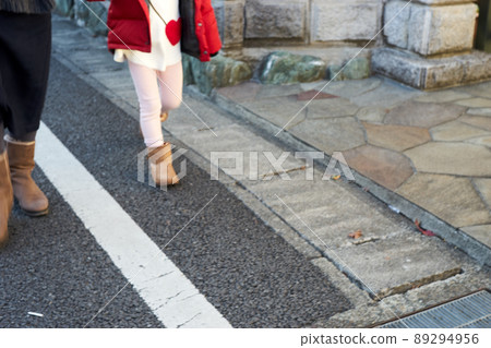 Suburbs, pedestrians, parents and children, feet, sidewalks, white lines, living roads, up 89294956
