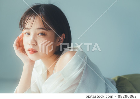 年輕女性的美妝形象 89296862