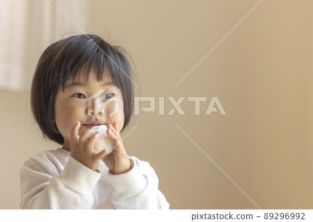 Baby eating small rice balls (1 year 9 months old, girl, Japanese) 89296992