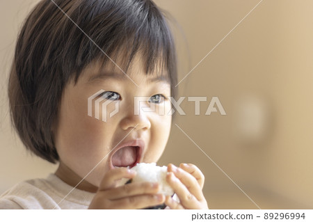 寶寶吃小飯糰（1歲9個月，女孩，日本人） 89296994