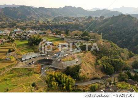 高千穗鎮清晨的鄉村鳥瞰圖 高千穗鎮清晨的鄉村鳥瞰圖 89297103