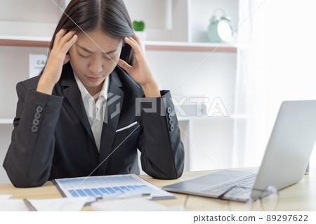 Asian female staffers are disappointed by the mistakes made, Despair or disappointment, Sad feeling, Suffering, Desperate, Hopeless, Fail, disastrous, bankrupt, Scared, panicky, Failure of life. Asian female staffers are disappointed by the mistakes made, Despair or disappointment, Sad feeling, Suffering, Desperate, Hopeless, Fail, disastrous, bankrupt, Scared, panicky, Failure of life. 89297622