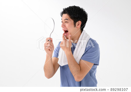 Middle men men's beauty checking teeth in the mirror Middle men men's beauty checking teeth in the mirror 89298107