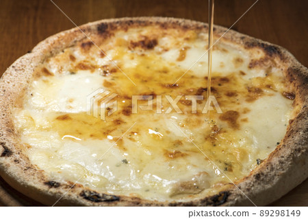 Eat quattroformage pizza with honey Eat quattroformage pizza with honey 89298149