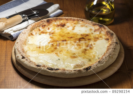 吃 quattroformage 比薩加蜂蜜 吃 quattroformage 比薩加蜂蜜 89298154