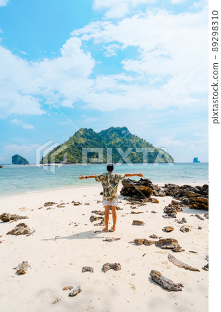 Travel to the seas and tropical islands,in the summer Travel to the seas and tropical islands,in the summer 89298310