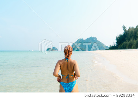 Travel to the seas and tropical islands,in the summer 89298334