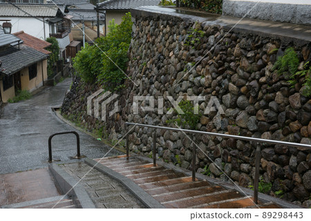 Rainy Tondabayashi townscape 89298443