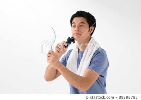 男人照鏡子刮鬍子 男人照鏡子刮鬍子 89298783
