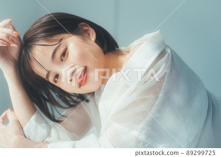 年輕女性的美妝形象 89299725