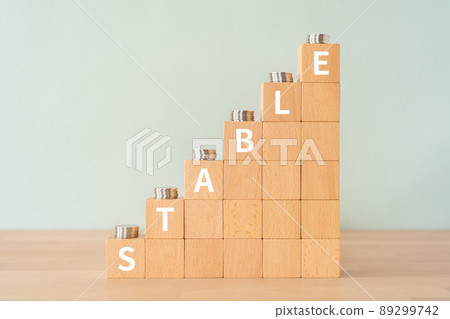 穩定的形象 | 上面寫著“STABLE”的積木和硬幣 89299742