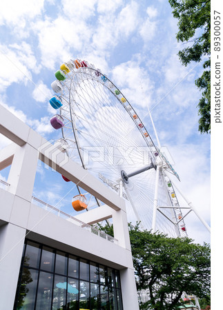 東京稻城市春天藍天的讀賣樂園遊樂園仰望巨型摩天輪 89300057