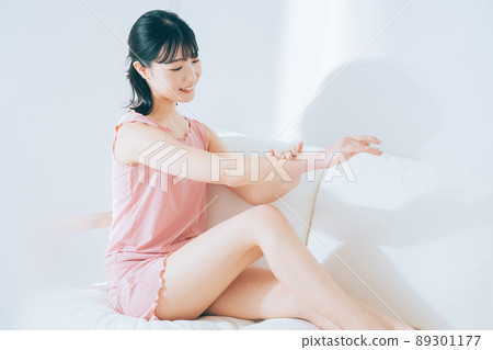 Women doing arm skin care 89301177