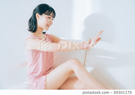 Women doing arm skin care 89301178