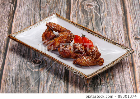 Spicy chicken wings in barbecue sauce Spicy chicken wings in barbecue sauce 89301374