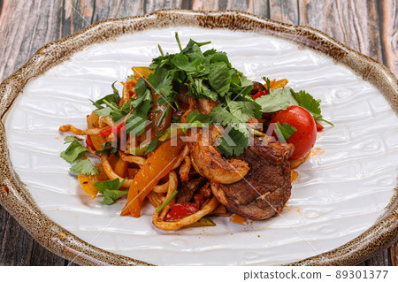 Roasted homemade noodle with lamb 89301377