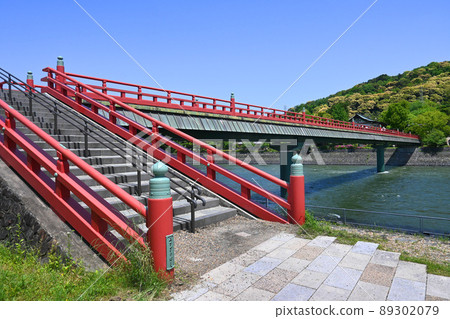 The Asagiri Bridge over the Uji River in Kyoto Prefecture and the fresh greenery are beautiful 89302079