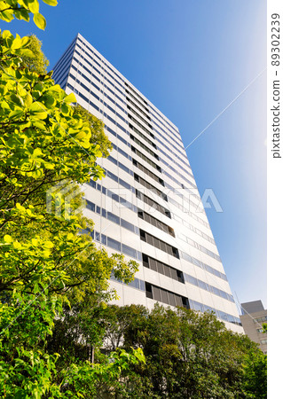 Vertical position of a skyscraper with a tilted composition 89302239