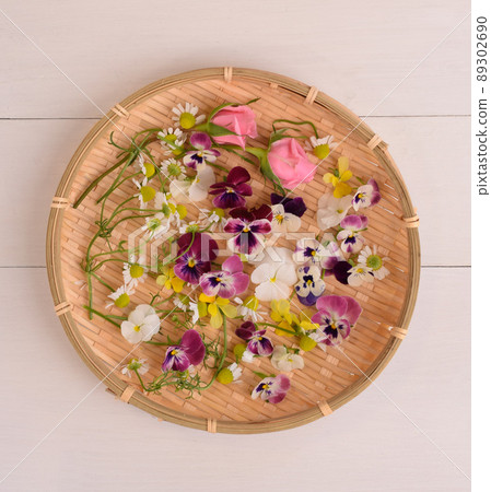 Edible flower harvest, viola and chamomile and rose flower harvest, edible flower flower Edible flower harvest, viola and chamomile and rose flower harvest, edible flower flower 89302690