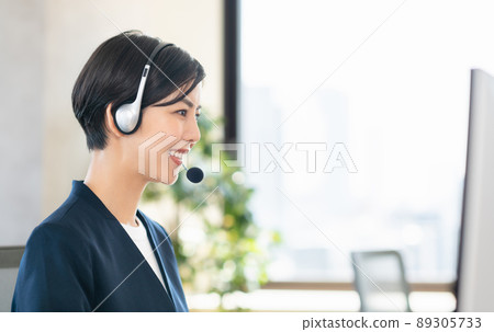 在呼叫中心工作的年輕女接線員 在呼叫中心工作的年輕女接線員 89305733