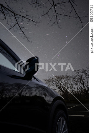 Meteor shower and car 89305752
