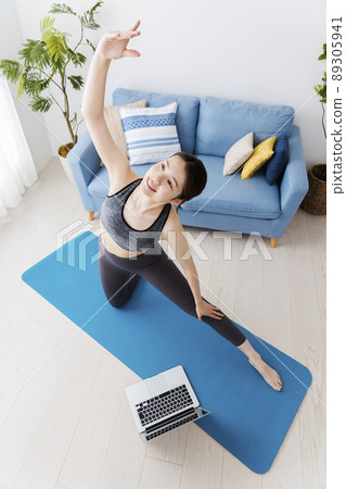 在家做在線瑜伽的年輕女子 89305941