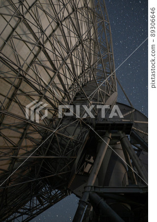 parabolic antenna  89306646
