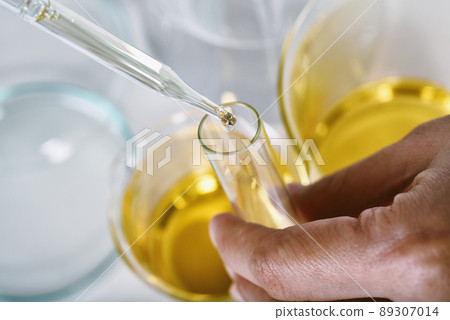 Oil dropping, Chemical reagent mixing, Laboratory and science experiments, Formulating the chemical 89307014