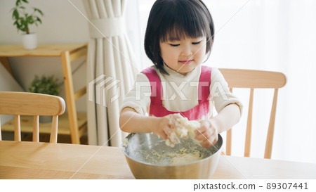 Children cooking (childcare, parenting, 4 years old, help) 89307441
