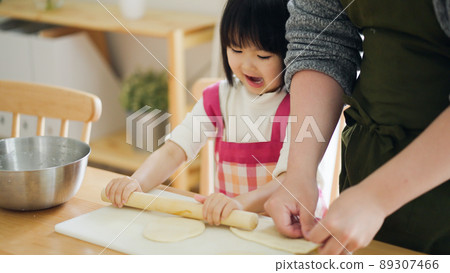 Cooking children and dads (childcare, parenting, 4 years old, help, family, family) 89307466