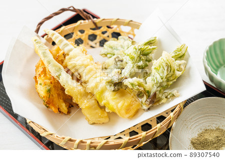 Assorted edible wild plants tempura 89307540